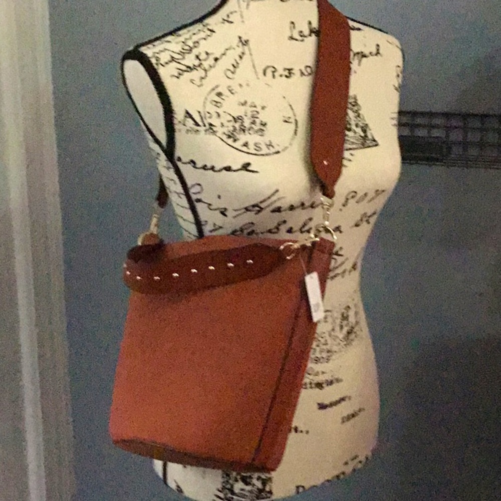 Gap bucket bag
